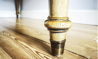 Письменный стол с надстройкой и 3 выдвижными ящиками под столешницей.