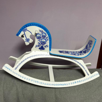 Лошадка качалка детская с ручной авторской росписью белый фон