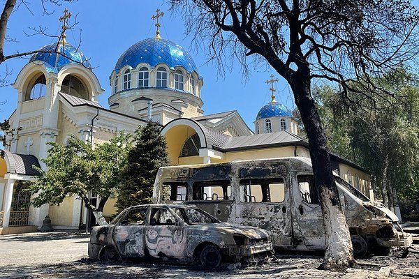 Успенский собор в Махачкале после нападения террористов. Фото: Гянжеви Гаджибалаев / ТАСС