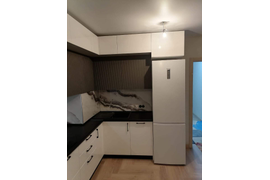 Кухня индиго с антресолями