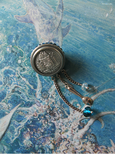 Брошь в стиле Алисы в Стране Чудес - &quot;Странное чаепитие&quot;