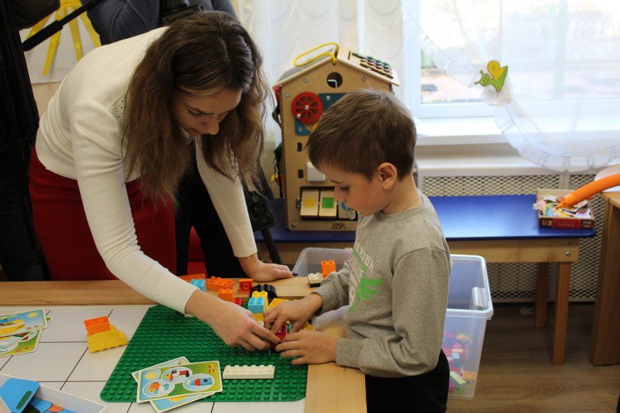 Психологические тренинги для детей. Центр работы с детьми и подростками. Тренинги для детей и подростков. Подростки сидят в кругу. Групповые психологические занятия.