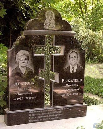 Картинка горизонтального памятника на могилу на двоих с вырезанным крестом в СПб