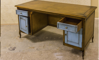 Письменный стол с 2 боковыми тумбами на резных ножках.