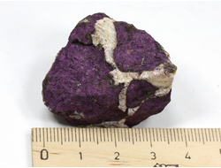 Пурпурит с белыми прожилками, коллекционный образец, Намибия (39*29*28 мм, 39 г) №37555