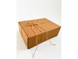 Подарочная коробка GILEV 44x32x15см с декоративной веревкой и наполнителем крафт