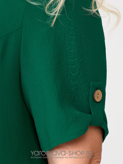 Летнее однотонное платье выразительного зеленого цвета