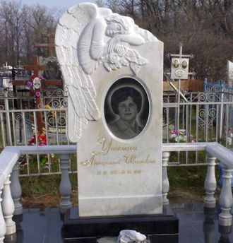 Красивый  памятник с ангелом
