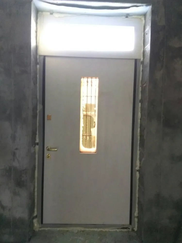 входная металлическая дверь со стеклопакетом и ковкой