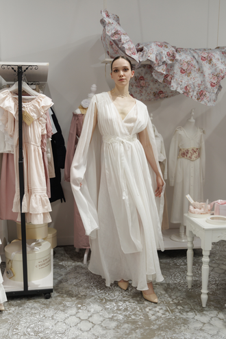 Будуарное платье из крапивы и шелка