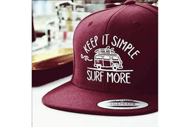 вышивка на бордовом снэпбэкэ