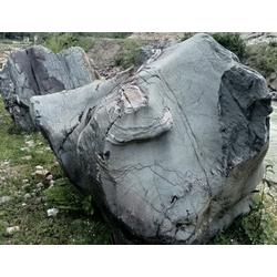 Валун гранитный, зелено-синий