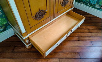 Шкаф для одежды с резным декором на фасадах и нижним ящиком.