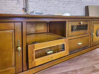 Тумба под ТВ с декоративными розетками.