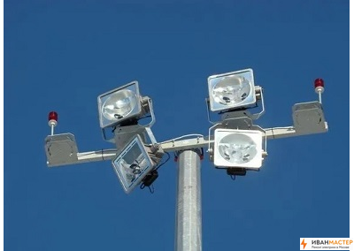 Установка прожектора на бетонном столбе ИВАНМАСТЕР