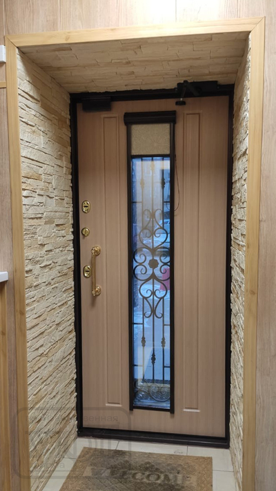 №84. Входная дверь (профильная конструкция + стеклопакет с ковкой)