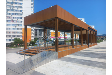 Коммерческое помещение полностью "ПОД КЛЮЧ" в г.Анапа размером 5*20 метров. Металлический каркас, деревянные балки с подсветкой. Пол, торец и кровля из полнотелой ДПК.