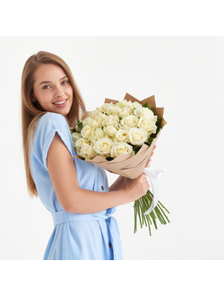 25 белых роз в крафте