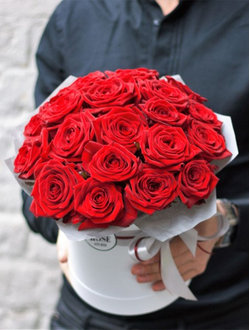 19 красных роз в шляпной коробке