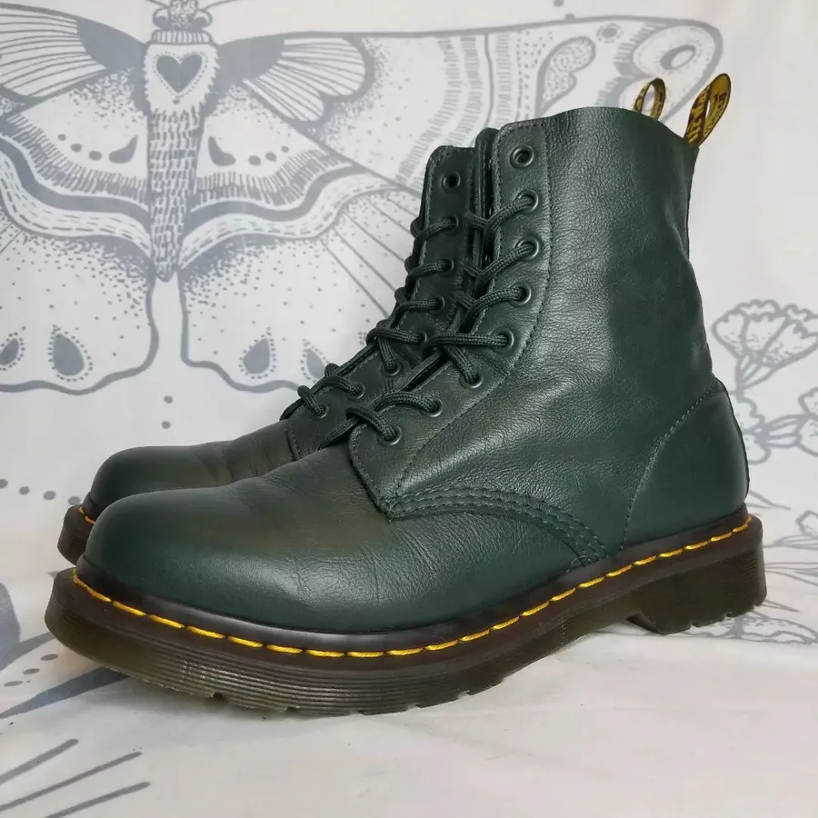 Модные крутые ботинки DR. Martens унисекс из натуральной кожи в трендовом зеленом цвете. Представлены в размерах от 36 до 45. 