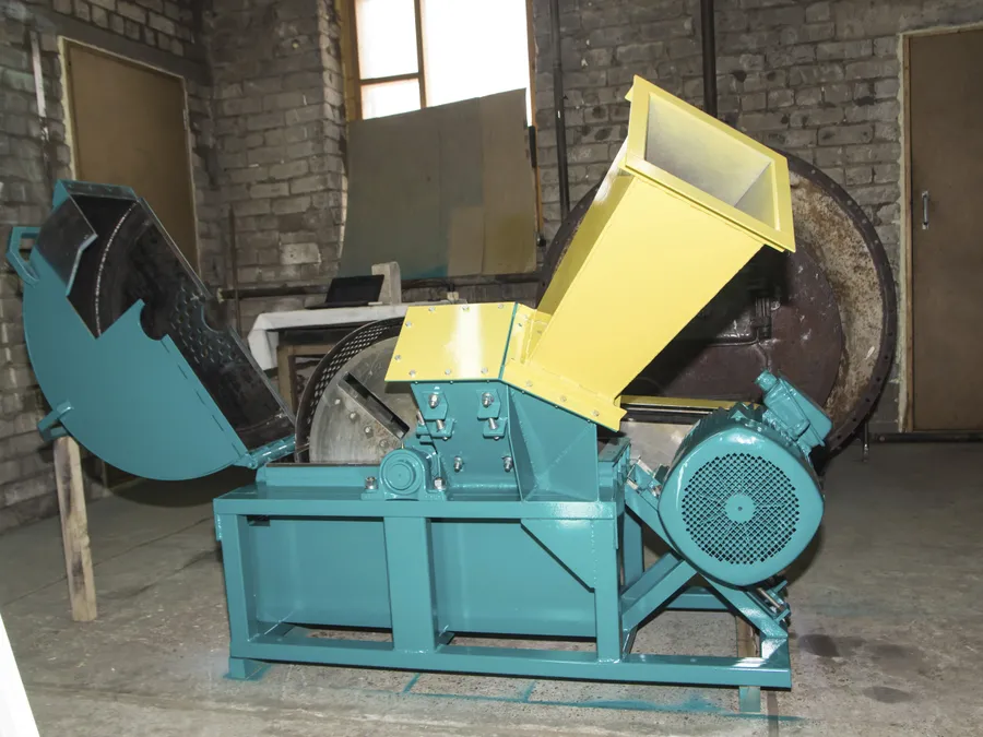 Вид сбоку РДМ-600 с удлинителем приёмной горловины.