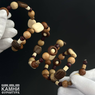 Браслет "Четыре витка яркие оттенки с круглыми бусинами рамками и квадратами" на мэмори-проволке, цена за штуку