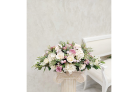 Композиция из искусственных цветов удлинённая светлых тонов на колонне №16