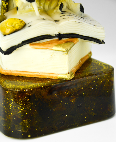 Сова с пером из Янтарных кабошонов на подставке