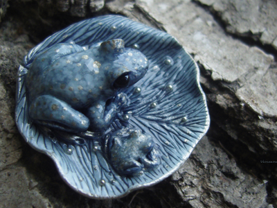 "Лелевеля и Полель. В ожидании света первой звезды", мини брошь с лягушками