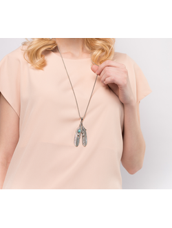 Блуза с кулоном