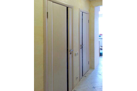 Белая дверь с черным стеклом для сантехнических комнат