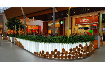 Декор на фудкорте спилами разных пород дерева, МЕГА Теплый Стан, г.Москва.