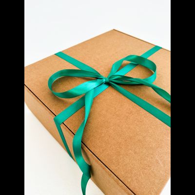 Большая подарочная коробка GILEV 37х37х14см с зеленой лентой и наполнителем крафт