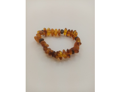 Браслет детский на резинке из обработанного янтаря.