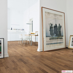 Инженерная доска Haro Allegro Американский Орех Эксквизит 537910 в интерьере гостиной