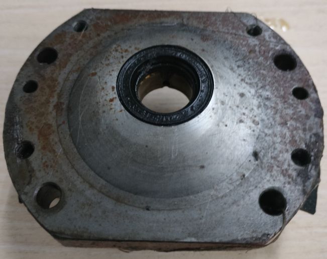 2НВР-5Д, крышка первичной камеры насоса с манжетой. Определение необходимости ремонта.