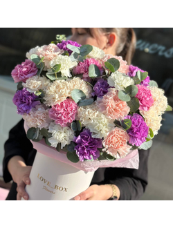 Букет из диантусов в шляпной коробке