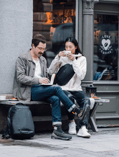 Девушка с сумкой Thule Tact Crossbody Bag 5L Black 2