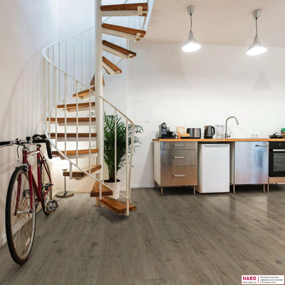 Декор ламината Haro Дуб Венето Мокка 537379 в интерьере гостиной