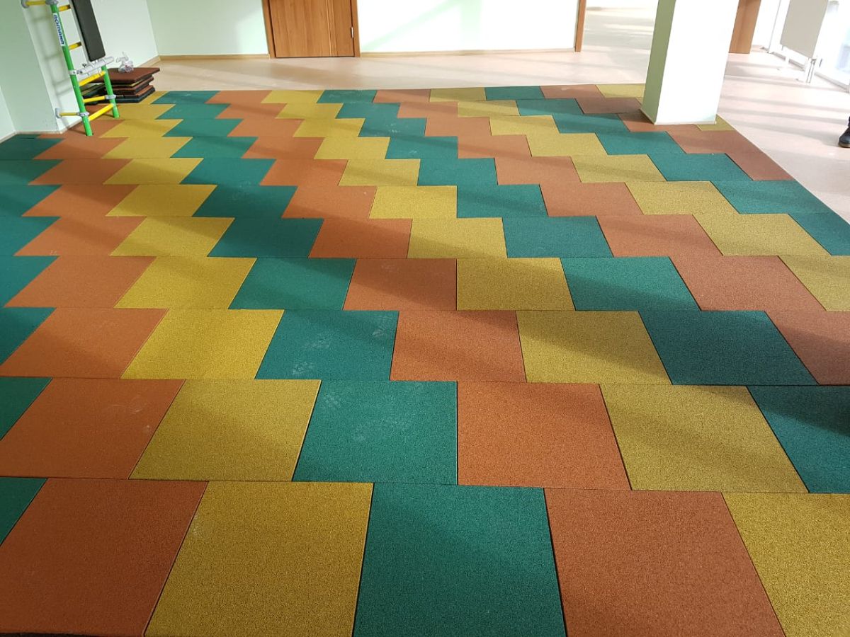 Резиновая плитка для детских площадок