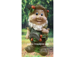 Гном с ягодами на шляпе и косой 37*20*17см   2,7кг   полистоун Россия  2427/09403-3*