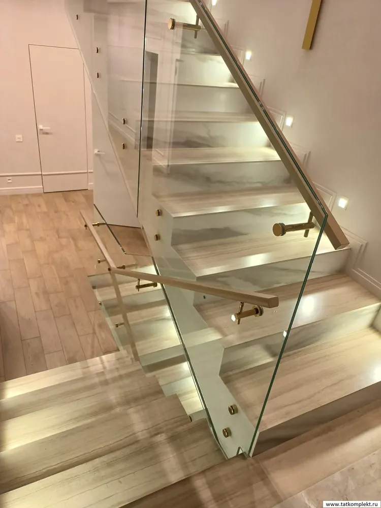 Лестничное ограждение со стеклом. Точечные крепления. Фурнитура с покрытием - золото  ( напыление нитит титана)