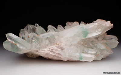 Горный хрусталь (разн. кварца)  с фантомами, фуксит. Мадагаскар. 93*49*36мм.