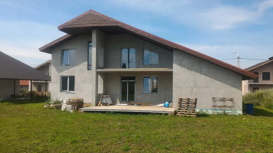 Остекление коттеджа. 11 прямоугольных и 3 трапецевидных окна. 1 входная группа (Дверь ПВХ) . Профиль Schuco 70 мм, стеклопакет двухкамерный энергосберегающий, немецкая фурнитура G-U