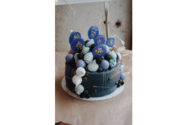 оформление безе, шоколадными шариками и леденцами.