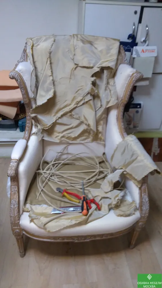 Демонтаж обивки кресла
☎ 