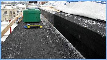 Корпус скрытого желоба сделан из дерева, гидроизоляция из ЭПДМ мембраны Resitrix