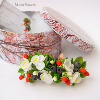 Заколка-автомат с яблоней, черникой и земляникой.