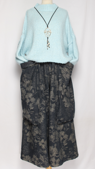 БРЮКИ-ЮБКА джинс-гобелен "КРЕАТИВНЫЕ КАРМАНЫ" крупные цветы синии, черные р.46-54