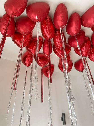 Фольгированные красные  сердечки с дождиком